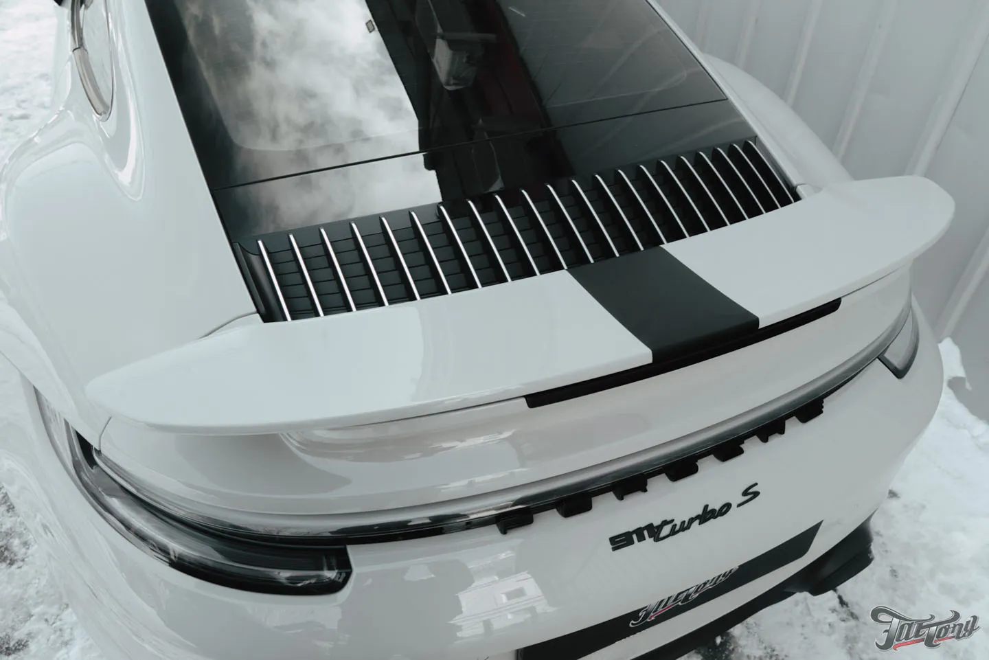 Заламинировали классическим карбоном накладки зеркал и спойлер на Porsche 911 Turbo S